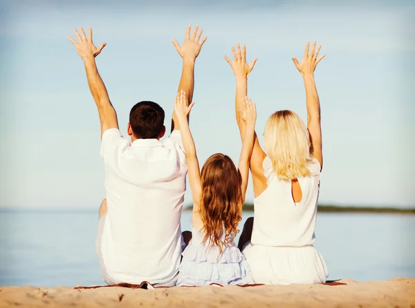 Deniz kenarında mutlu bir aile — Stok fotoğraf