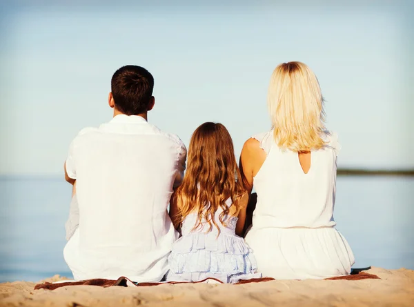 Família feliz à beira-mar — Fotografia de Stock