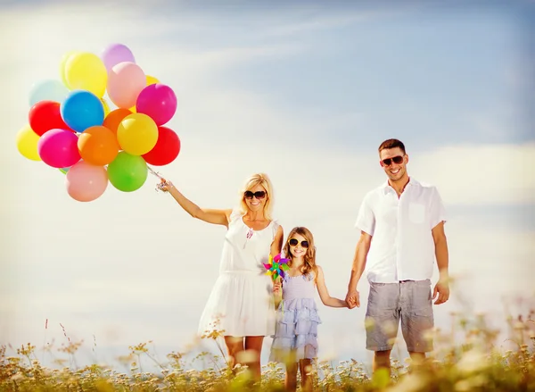 彩色气球的家庭 — 图库照片