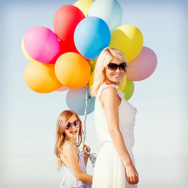 Mutter und Kind mit bunten Luftballons — Stockfoto