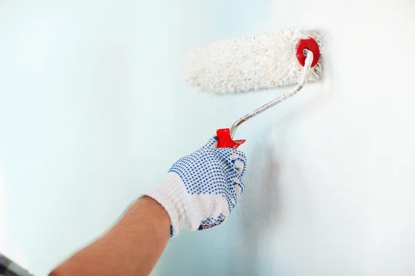 Close up van man in handschoenen schilderij muur — Stockfoto