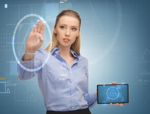 Mujer sonriente que trabaja con la tableta PC — Foto de Stock