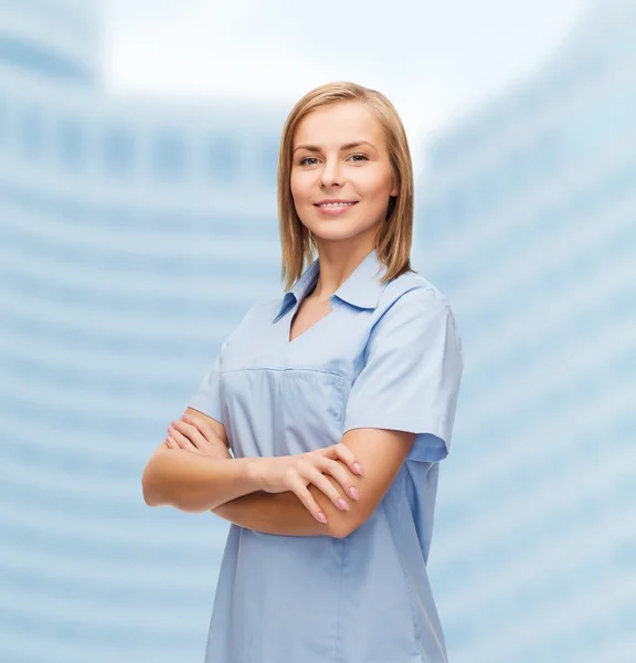 Leende kvinna läkare eller sjuksköterska — Stockfoto
