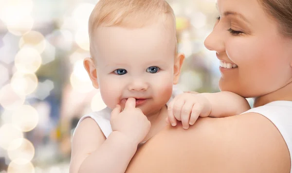Glückliche Mutter mit entzückendem Baby — Stockfoto