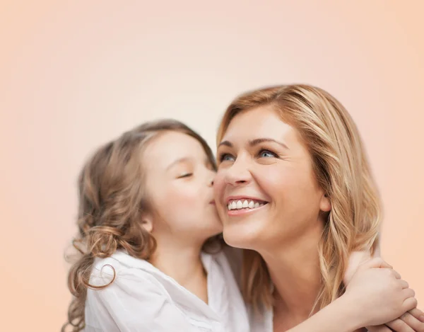 Mère et fille souriantes étreignant — Photo