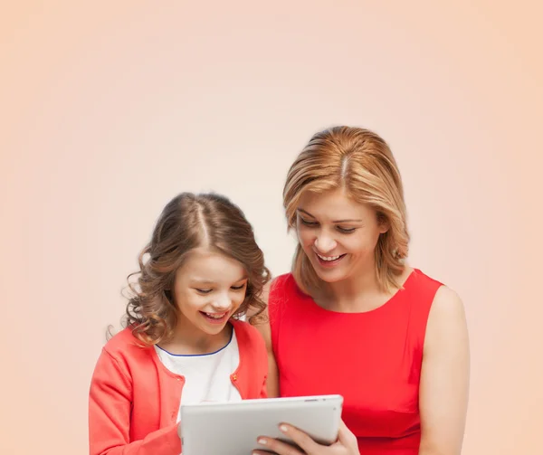 Mãe e filha com computador tablet pc — Fotografia de Stock