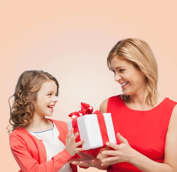 Sorrindo mãe e filha com caixa de presente — Fotografia de Stock