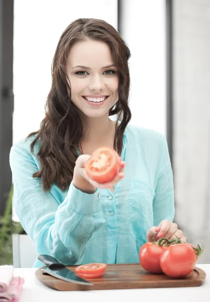 Piękna kobieta w kuchni cięcia warzyw — Zdjęcie stockowe