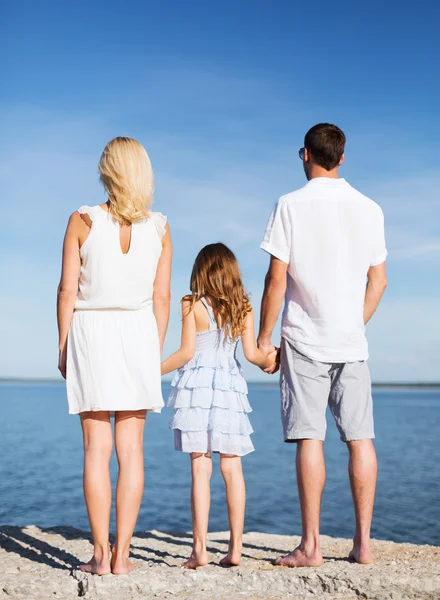 Familia feliz en la orilla del mar —  Fotos de Stock