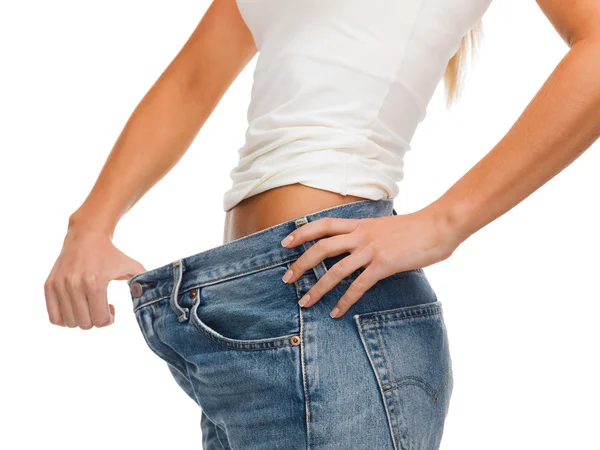 Nahaufnahme einer Frau, die große Jeans zeigt — Stockfoto