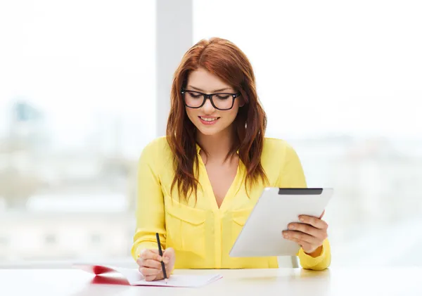 Studente con computer tablet e notebook — Foto Stock