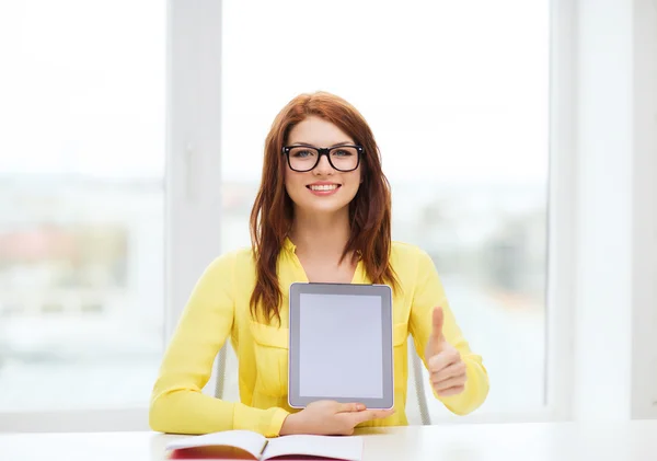 Chica estudiante sonriente en gases de ojos con tableta pc —  Fotos de Stock