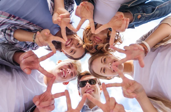 Grupo de adolescentes mostrando dedo cinco — Fotografia de Stock