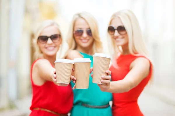 Blonds håller takeaway-kaffekoppar i staden — Stockfoto