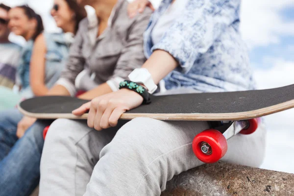 Primo piano di mano femminile che tiene skateboard — Foto Stock