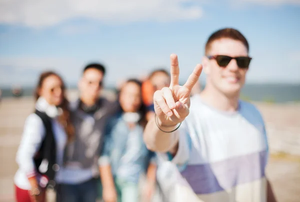 Primer plano de la mano masculina mostrando signo v con los dedos —  Fotos de Stock