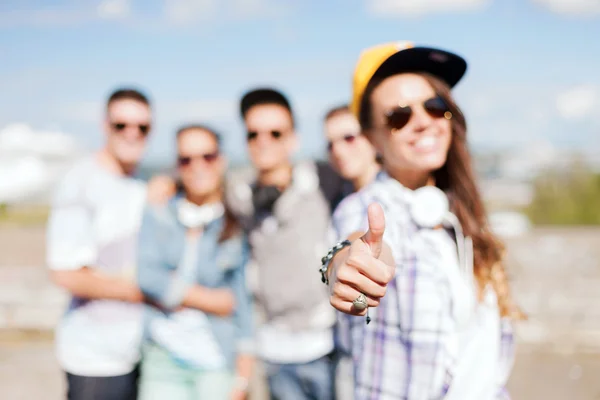 Fechar a mão feminina mostrando os polegares para cima — Fotografia de Stock