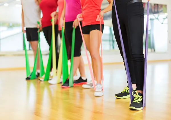 Gruppe von Menschen, die mit Gummibändern trainieren — Stockfoto