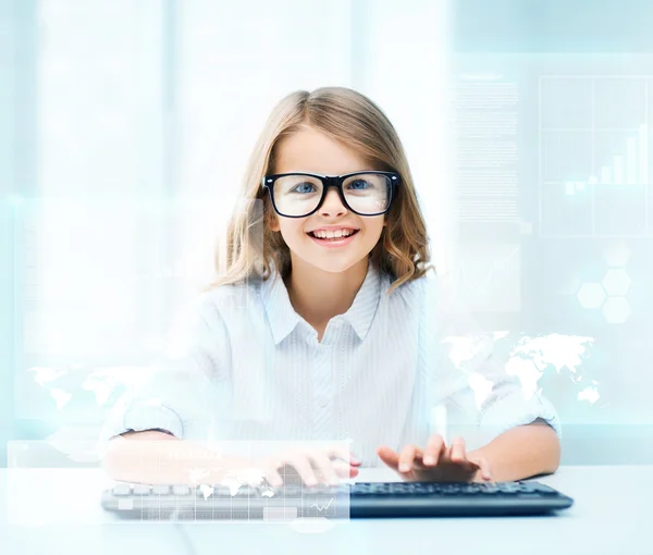 Chica estudiante con teclado y pantalla virtual —  Fotos de Stock