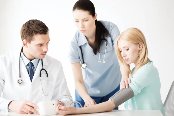 Médico y paciente en el hospital — Foto de Stock