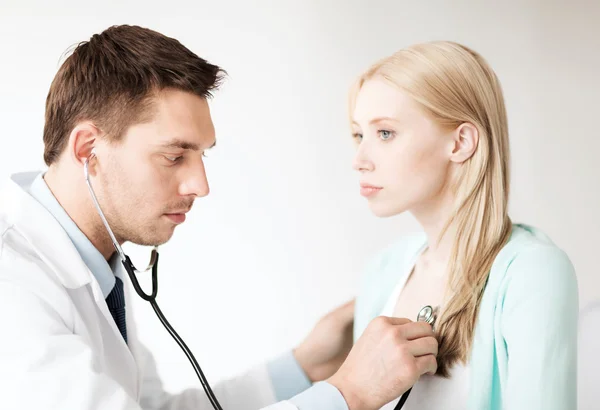 Läkare med stetoskop lyssnar på patienten — Stockfoto