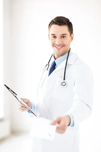Médico masculino que escreve prescrição — Fotografia de Stock