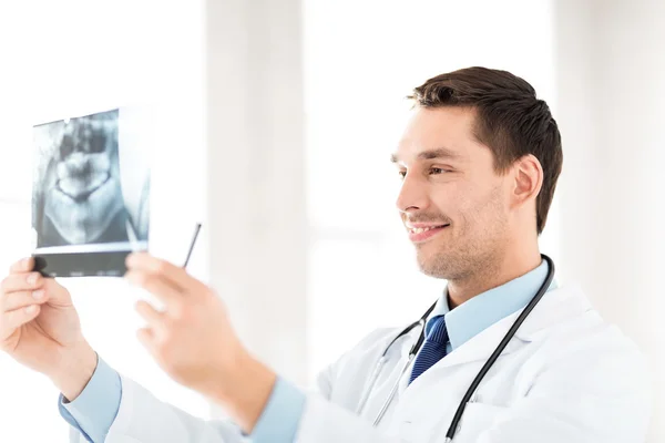 Mężczyzna lekarza lub stomatologa z x-ray — Zdjęcie stockowe
