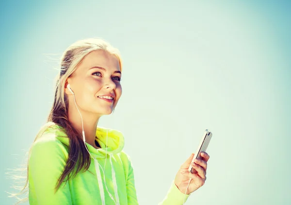 Frau hört Musik im Freien — Stockfoto