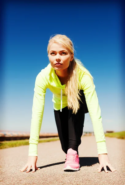 Femme faisant courir à l'extérieur — Photo