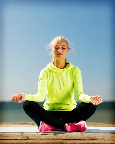 Dışarıda yoga yapan bir kadın. — Stok fotoğraf