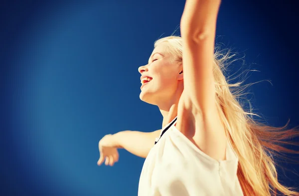 Mooie vrouw genieten zomer buiten — Stockfoto