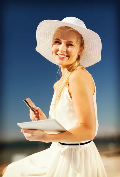 Mulher de chapéu fazendo compras online ao ar livre — Fotografia de Stock