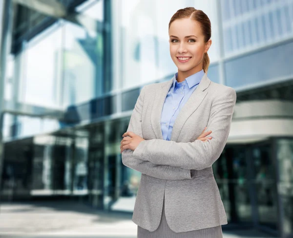 Junge lächelnde Geschäftsfrau mit verschränkten Armen — Stockfoto