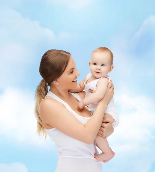 Mãe feliz com bebê adorável — Fotografia de Stock