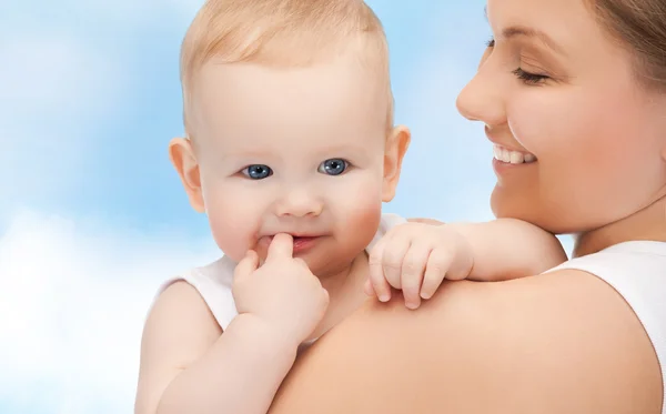 Mãe feliz com bebê adorável — Fotografia de Stock