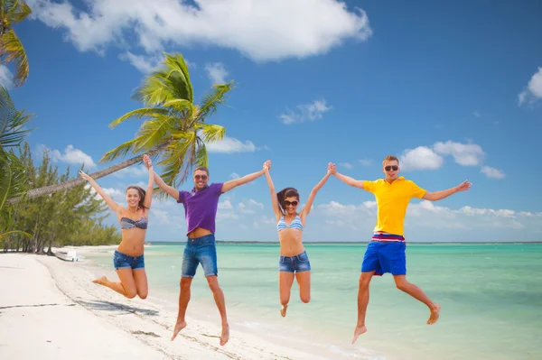 Grupp av vänner eller par hoppa på stranden — Stockfoto