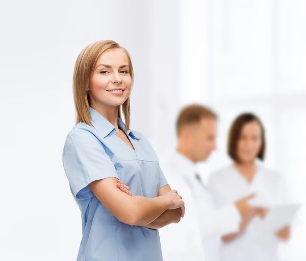 Lächelnde Ärztin oder Krankenschwester — Stockfoto