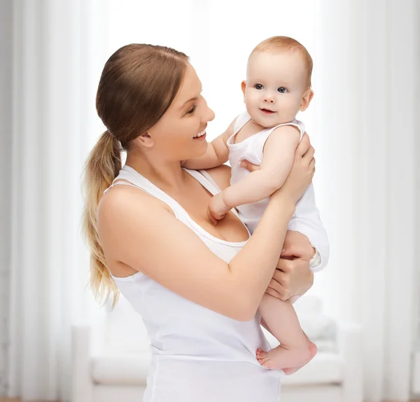Feliz madre con adorable bebé Imágenes De Stock Sin Royalties Gratis