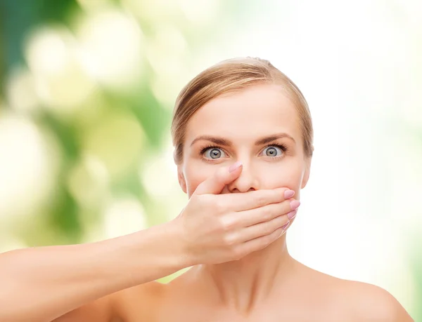 Mujer joven haciendo silencio gesrute — Foto de Stock