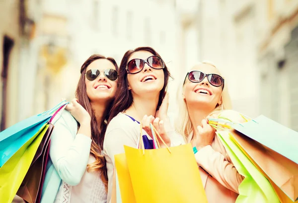 Chicas con bolsas de compras en ctiy — Foto de Stock