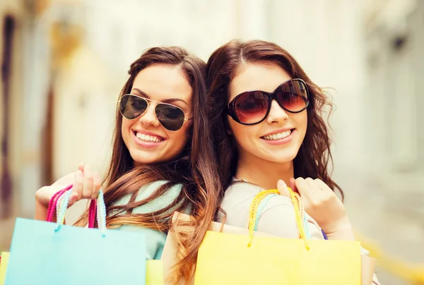 Lányok, bevásárló táskák, ctiy — Stock Fotó