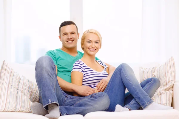 Sonriendo feliz pareja en casa —  Fotos de Stock