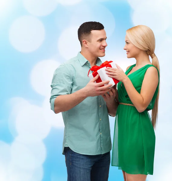 Pareja sonriente con caja de regalo —  Fotos de Stock