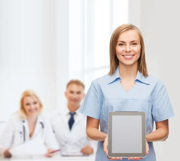 Médico o enfermera sonriente con tableta pc — Foto de Stock