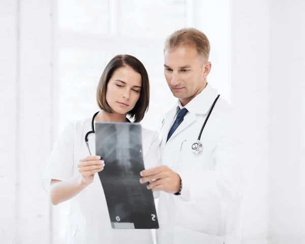 Two doctors looking at x-ray — Stock Photo, Image