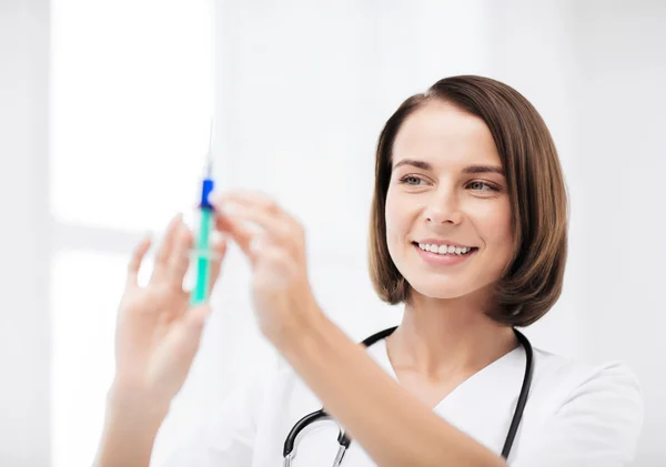 Женщина-врач держит шприц с инъекцией — стоковое фото