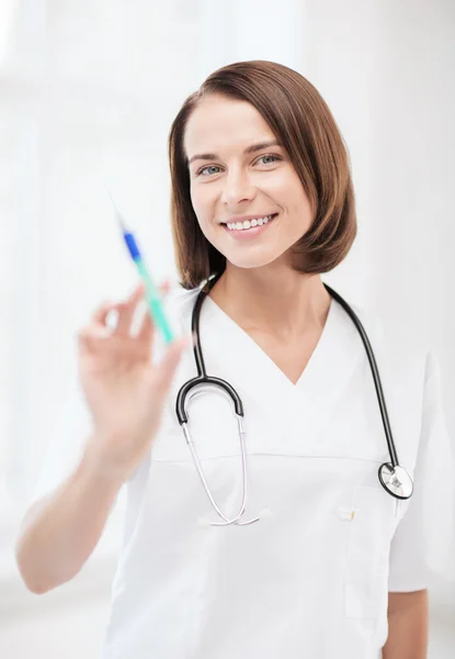 Médico fêmea segurando seringa com injeção — Fotografia de Stock