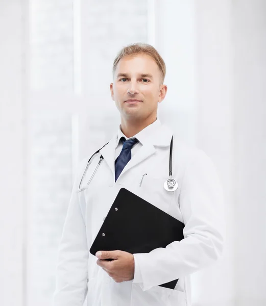 Médecin masculin avec stéthoscope et notes — Photo