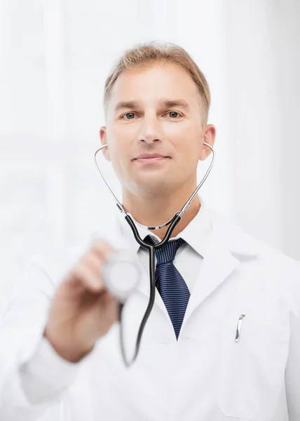 Manlig läkare med stetoskop — Stockfoto