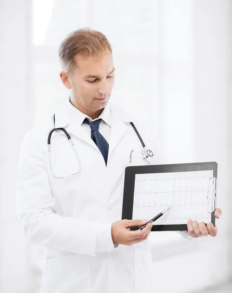 Médecin avec stéthoscope montrant un cardiogramme — Photo